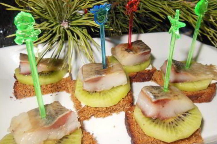Canapés de arenque, kiwi y mantequilla