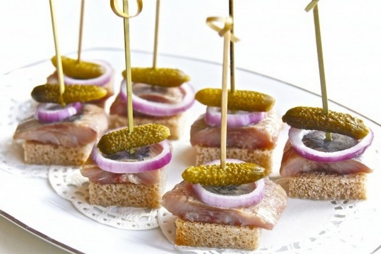 Canapés de arenque y pepinillos encurtidos
