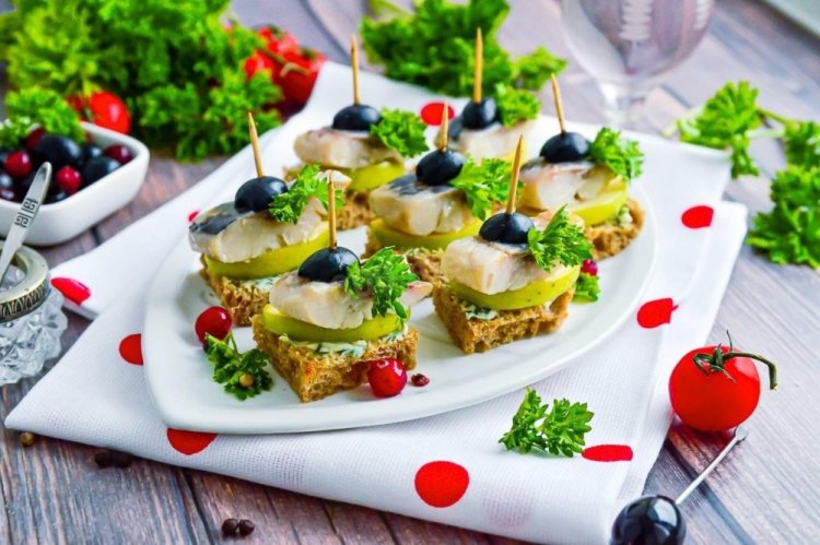 Canapés de arenque y manzanas