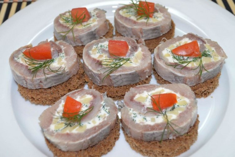 Canapés con rollito de arenque