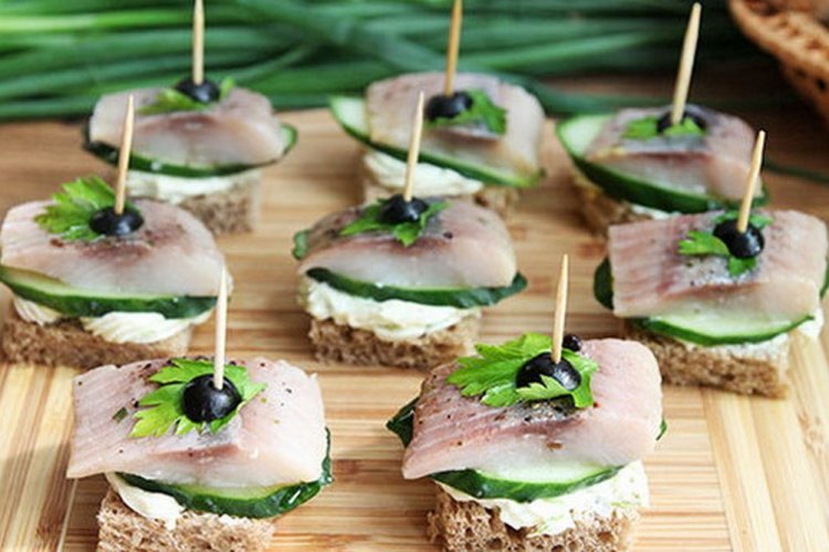 Canapés de arenque y pepinos frescos