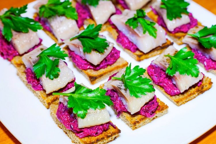 Canapés de arenque, remolacha y queso procesado