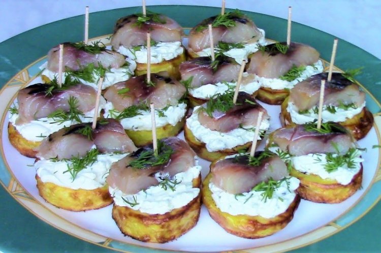 Canapés de arenque, queso y huevos