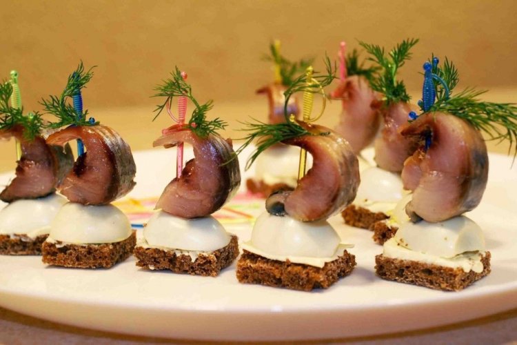 Canapés de arenque y huevos de codorniz