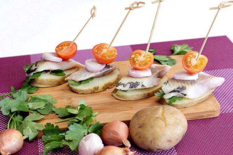 Canapés de arenque y patatas cocidas