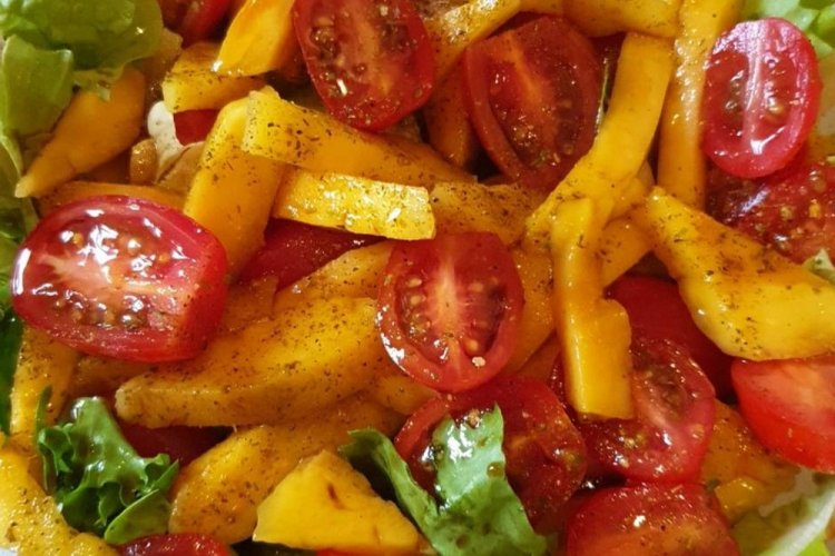 Tomato, Mango, and Arugula Salad
