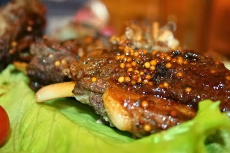 Costillas de cerdo con mostaza en bolsa para horno