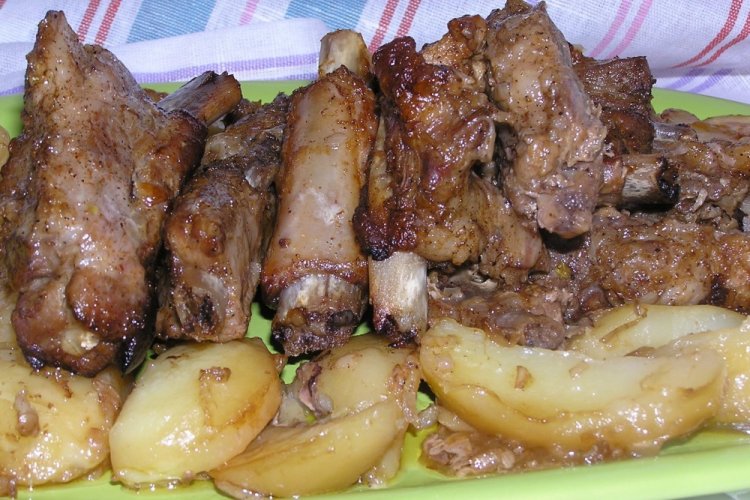 Costillas de cerdo con patatas en bolsa para horno