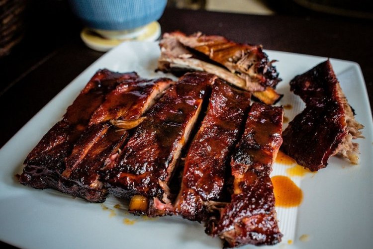 Costillas de cerdo en cerveza en bolsa