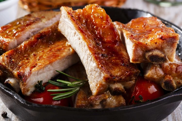 Costillas de cerdo en tomate en bolsa