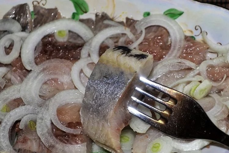 Hering mit Zwiebeln und Essig