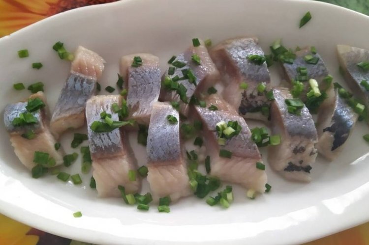 Hering mit Frühlingszwiebeln ohne Essig