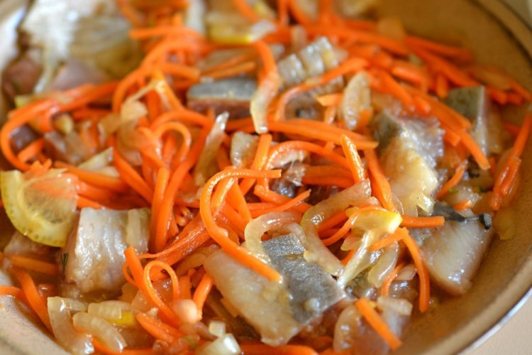 Hering mit Zwiebeln und Karotten
