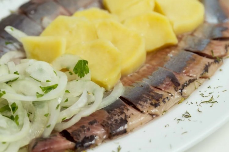 Hering mit Zwiebeln in Öl
