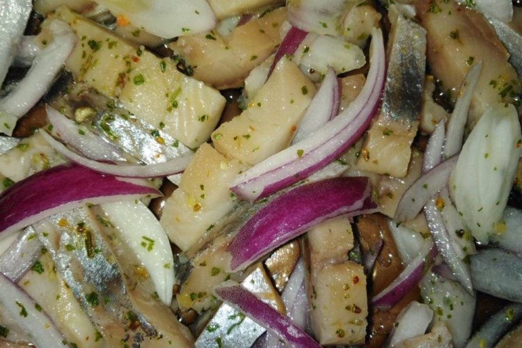 Hering mit lila Zwiebeln