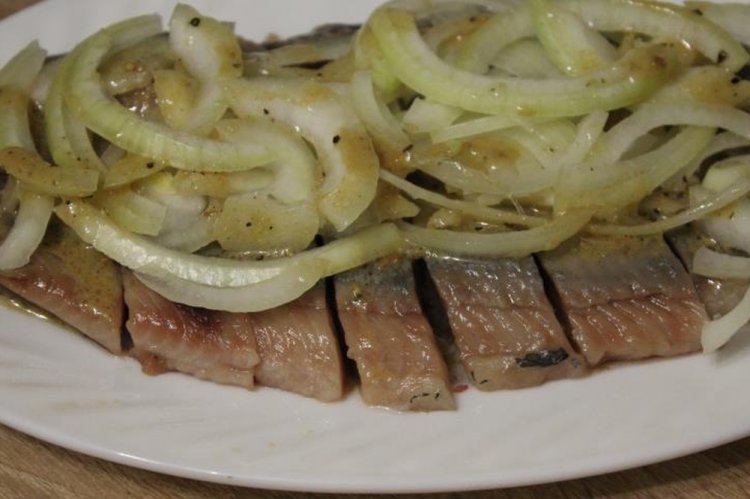 Hering mit Zwiebeln und Senf