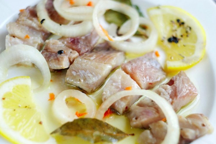 Hering mit Zwiebeln und Zitrone