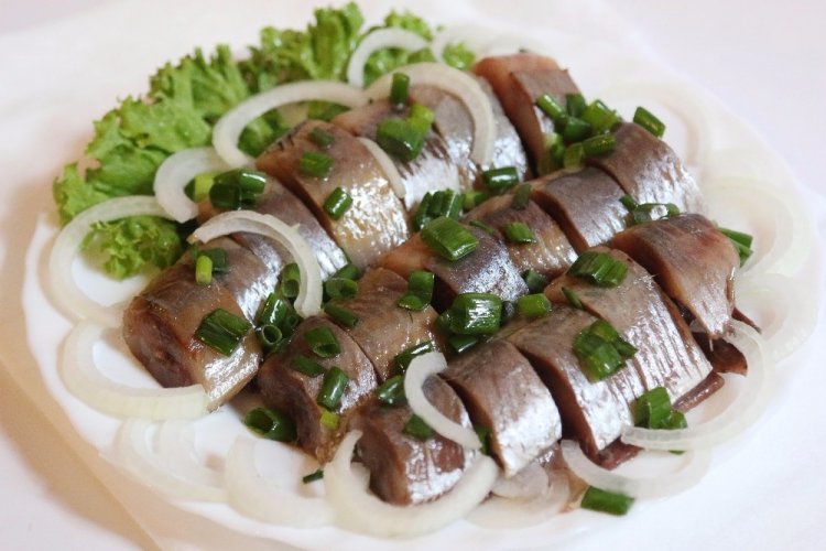 Hering mit Frühlingszwiebeln