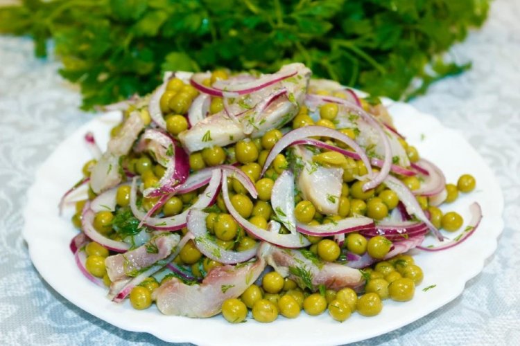 Hering mit Zwiebeln und grünen Erbsen