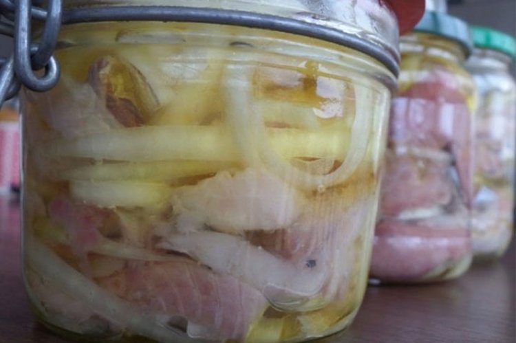 Hering mit Zwiebeln im Glas
