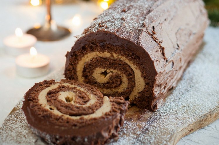 Weihnachtlicher Baumstamm mit Schokolade