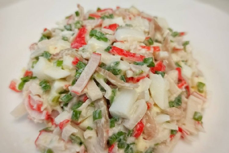 Ensalada de calamares y palitos de cangrejo
