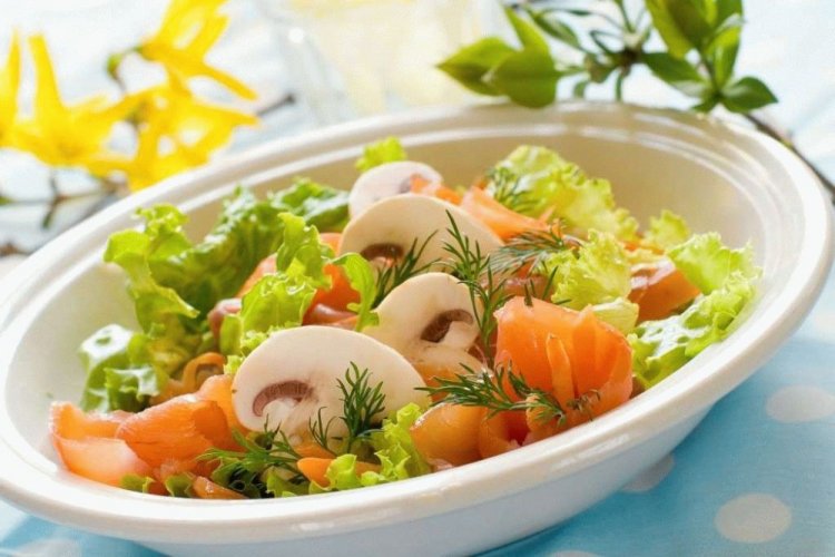 Ensalada de salmón y champiñones marinados