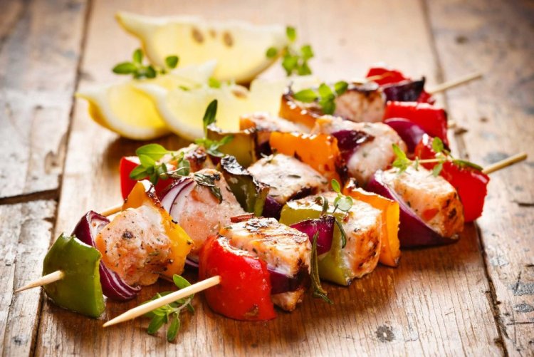 Brochetas de salmón y verduras al horno
