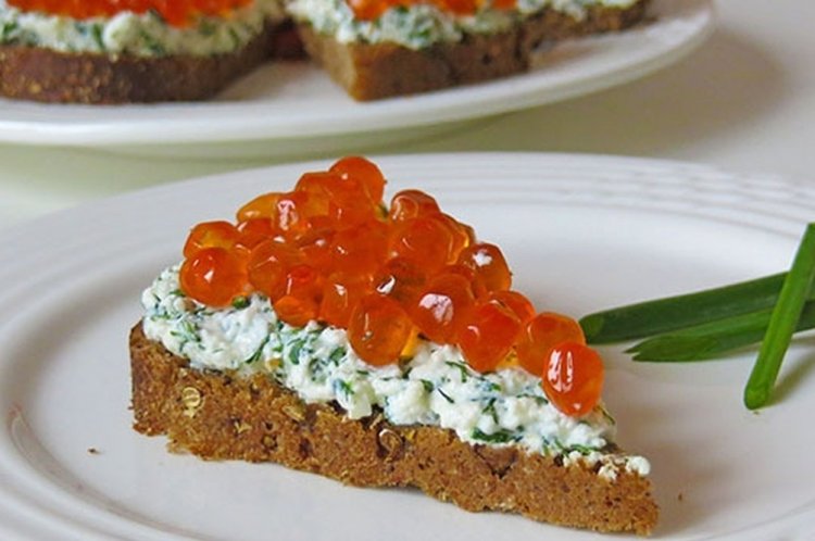 Sándwiches con caviar rojo y queso crema