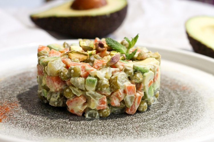 Ensalada Olivier saludable con tofu y aguacate