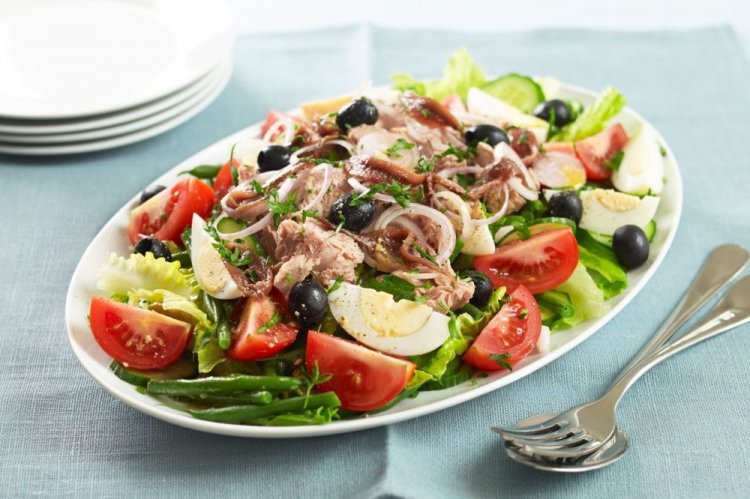 Gesunder Salat mit Thunfisch und Eiern