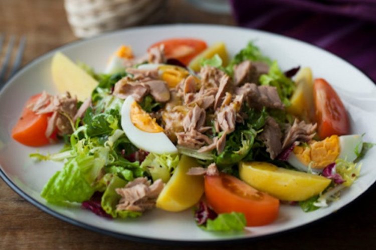 Gesunder Salat mit Thunfisch und Kartoffeln