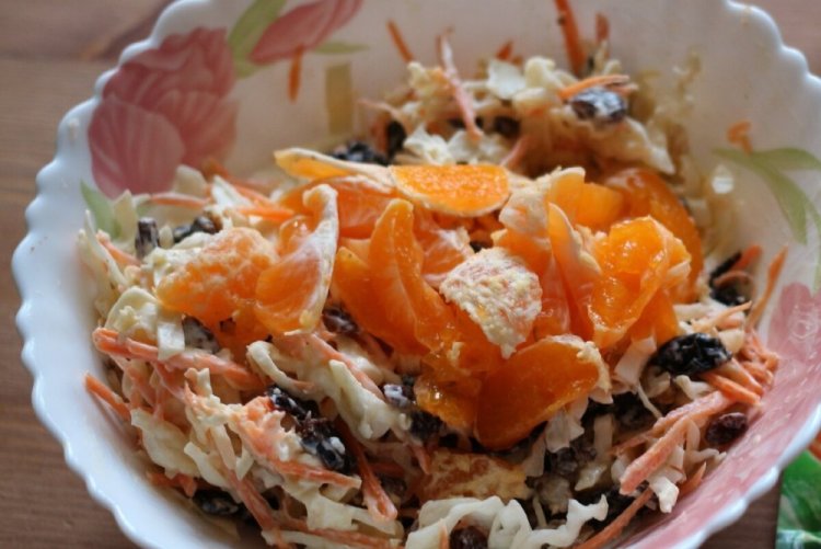 Gesunder Salat mit Mandarinen und Rettich
