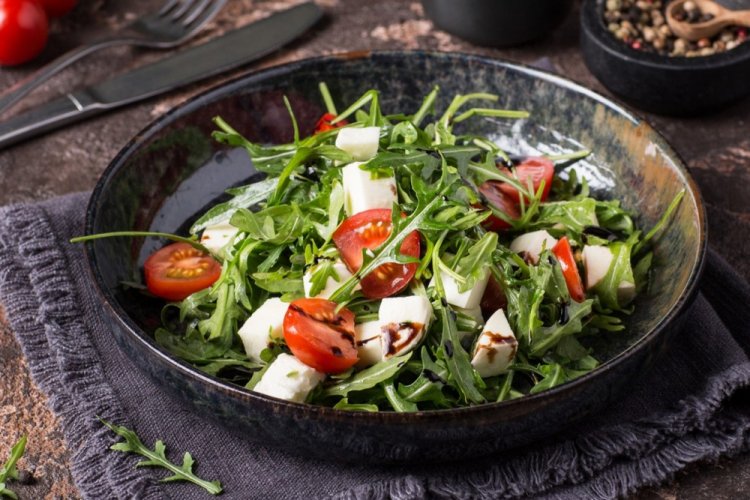 Gesunder Salat mit Rucola, Tomaten und Feta