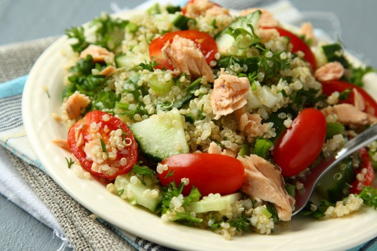 Salat mit Lachs und Quinoa