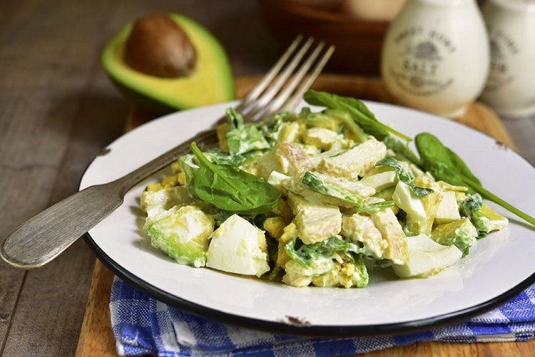 Salat mit Hähnchen und Avocado