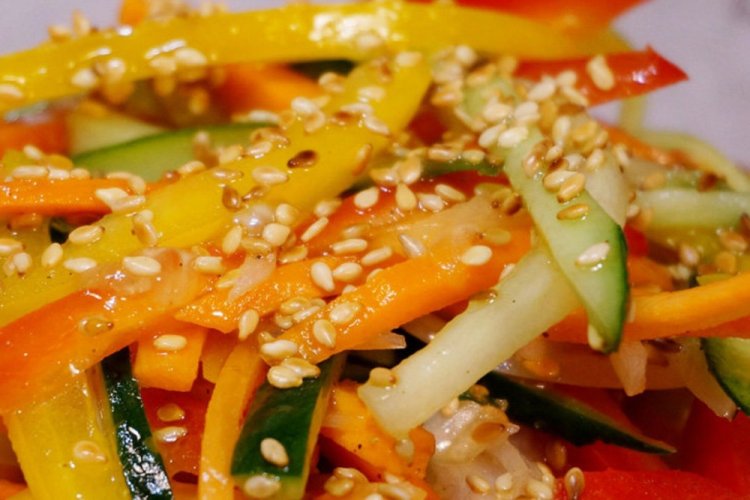 Asiatischer gesunder Salat zum Abendessen