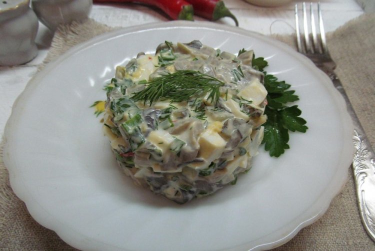 Salat mit Eiern, Champignons und Gurke