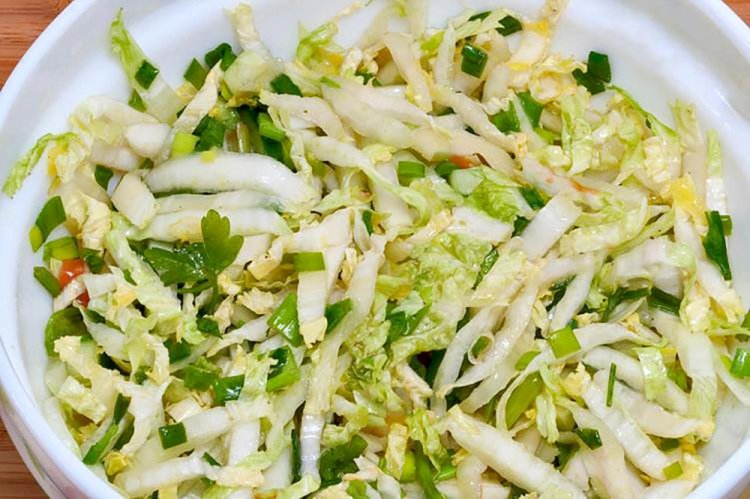 Gesunder Salat aus Chinakohl mit Sellerie