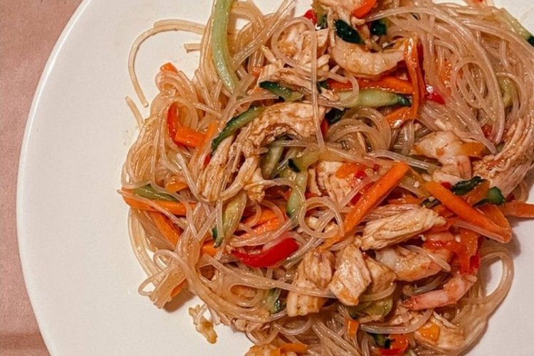Salat mit Glasnudeln und Mango