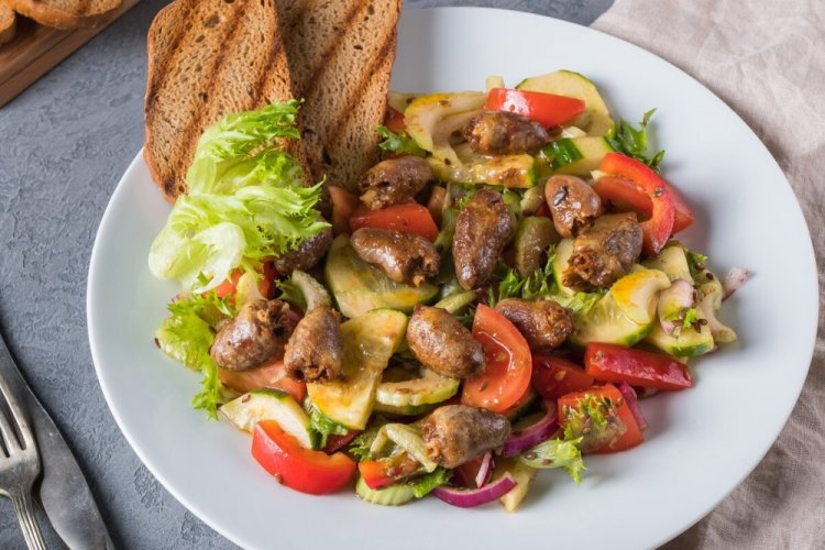 Salat mit Hähnchenherzen und Tomaten