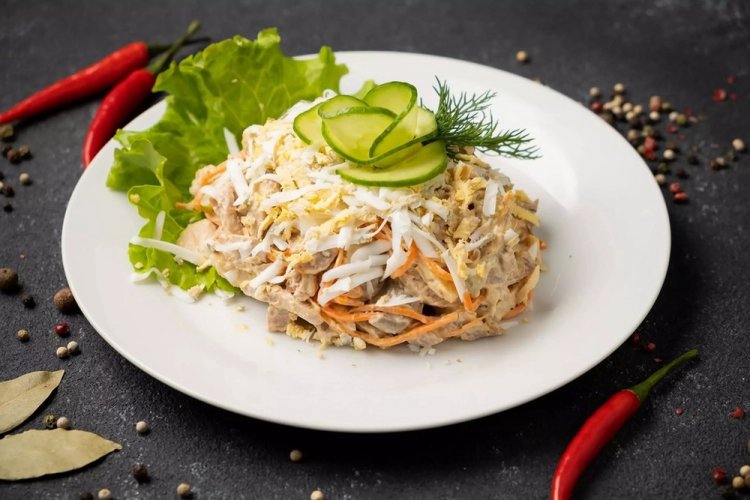 Salat mit Karotten und gebratenen Pilzen