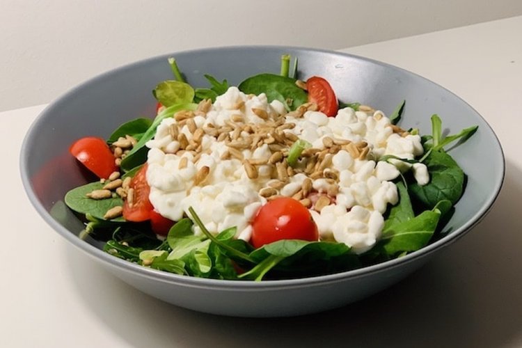 Gesunder Salat mit Hüttenkäse und Spinat