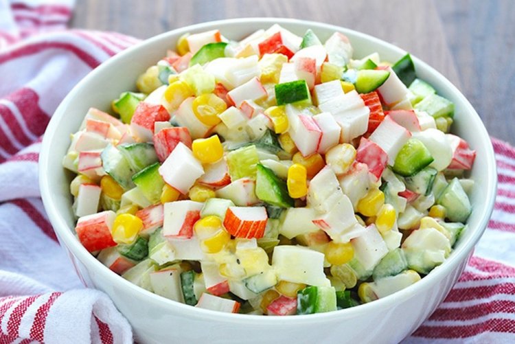 Salat mit Krabbenstäbchen und Gurken
