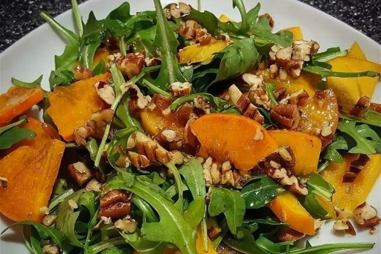 Salat mit Karotten und Kaki