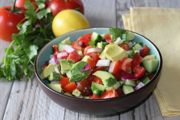 Salat mit Avocado und Gemüse