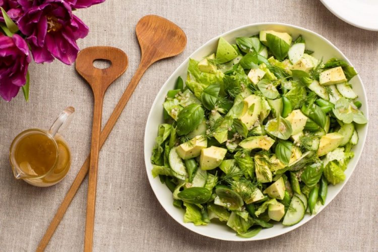 Salat mit Avocado, Äpfeln und Gurken