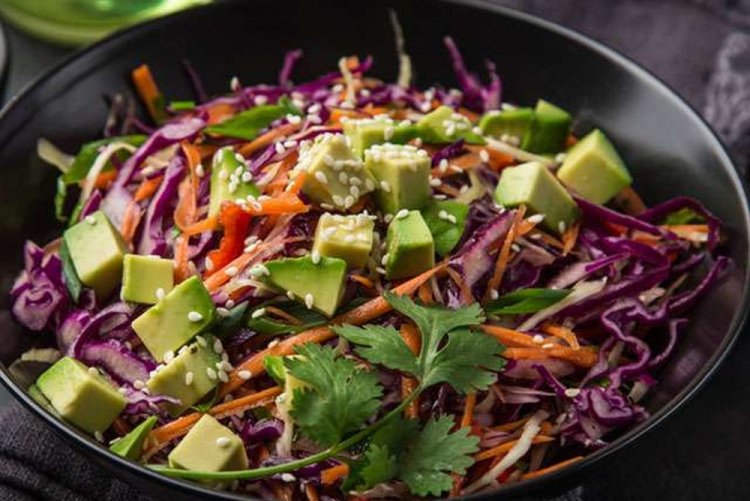 Salat mit Rotkohl, Avocado und Gurke