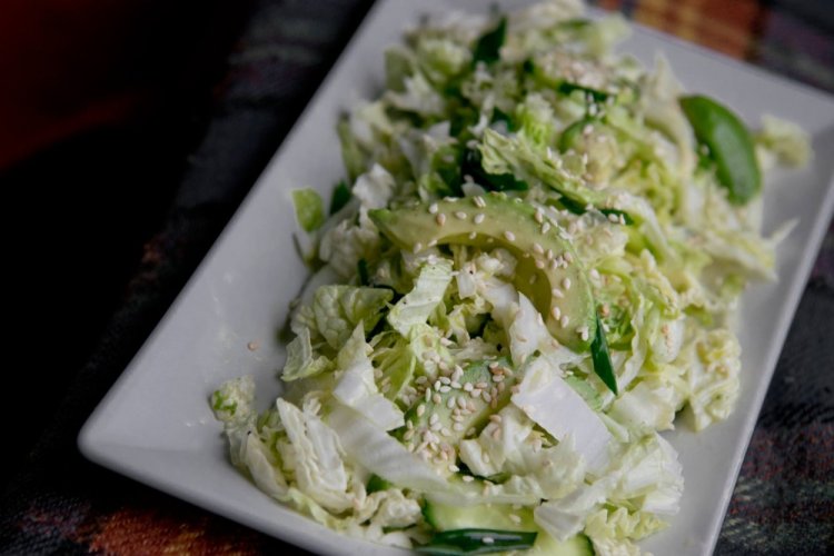 Salat mit Chinakohl, Avocado und Gurke