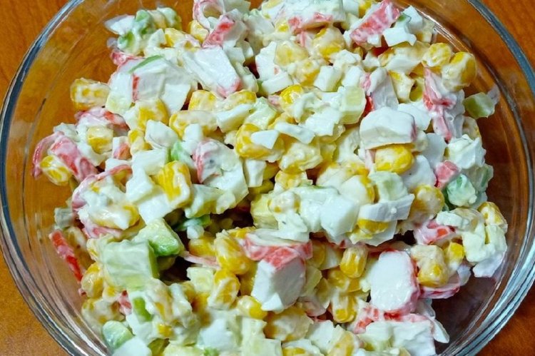 Salat mit Krabbenstäbchen, Avocado und Gurke